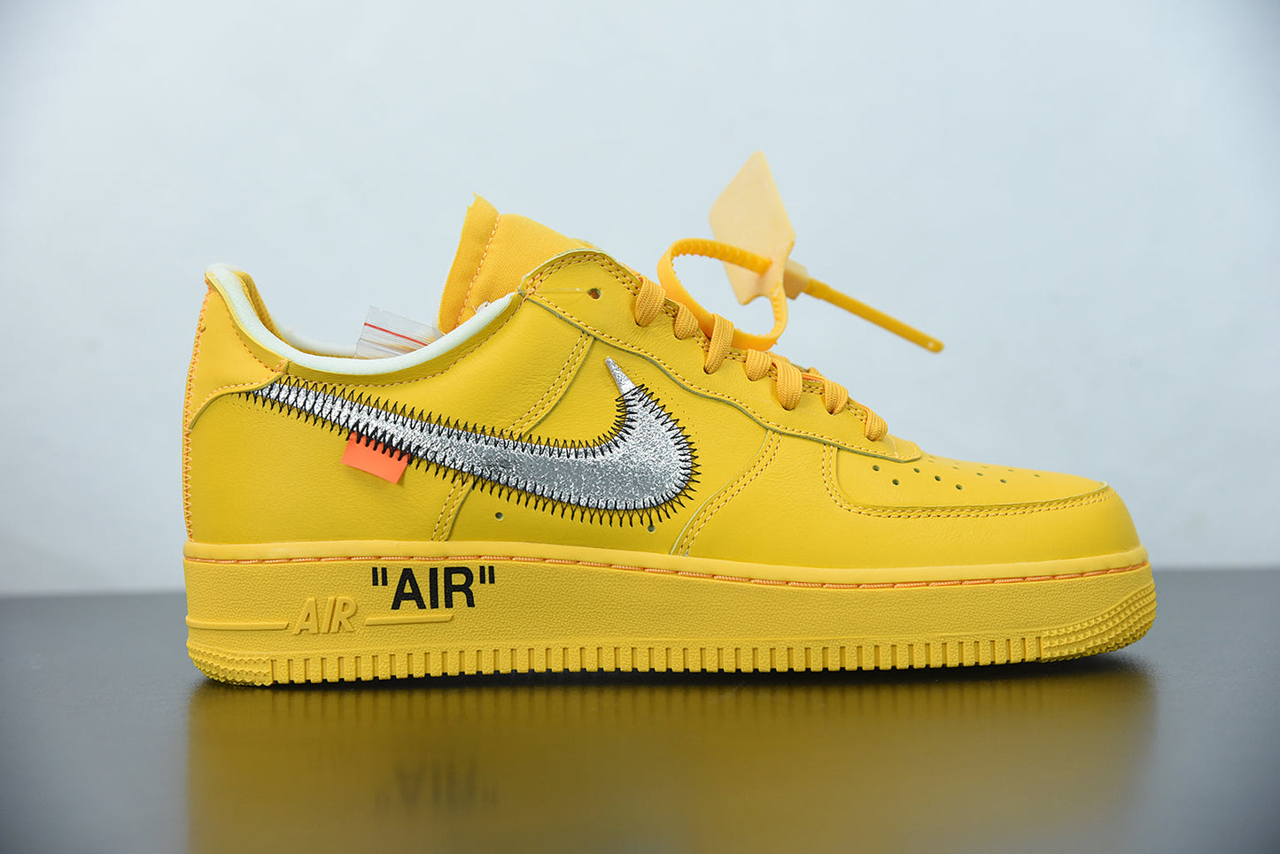 Nike Air Force 1 Low Off-White University Gold Metallic Silber