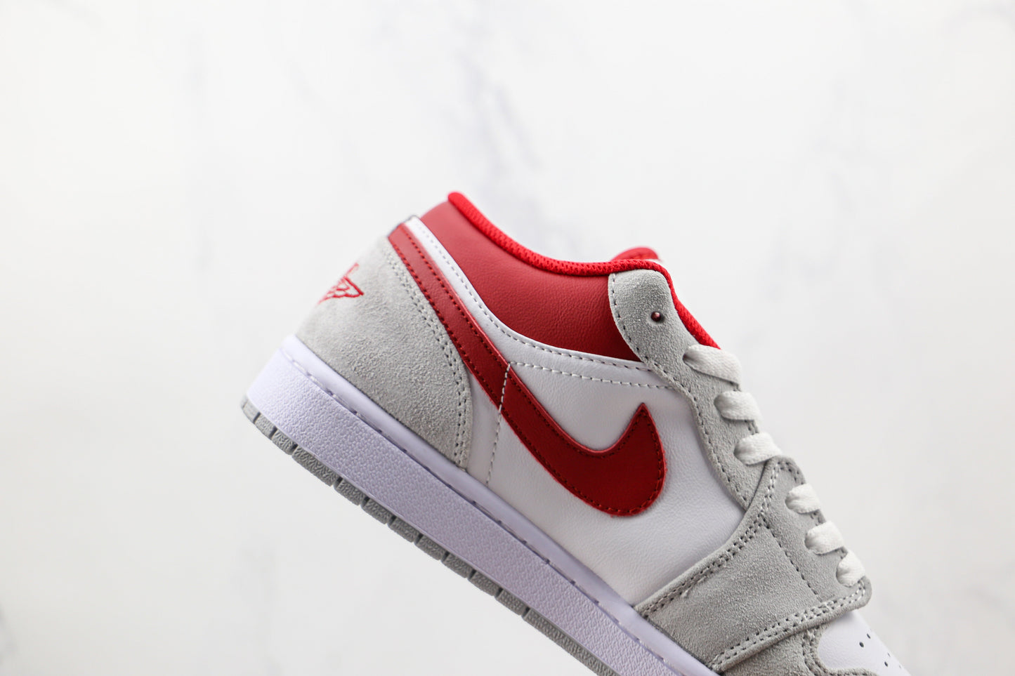 Jordan 1 Low SE Helles Rauchgrau Gym Rot