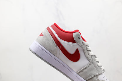 Jordan 1 Low SE Grigio fumo chiaro Rosso palestra 