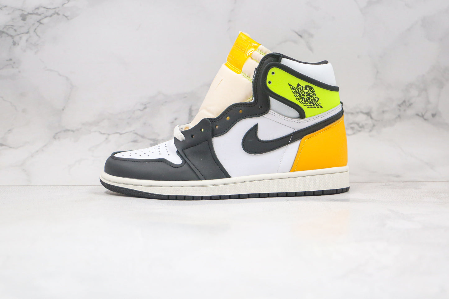 Jordan 1 Retro High Weiß Schwarz Volt Universität Gold