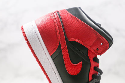 Jordan 1 Mid Reverse allevata 