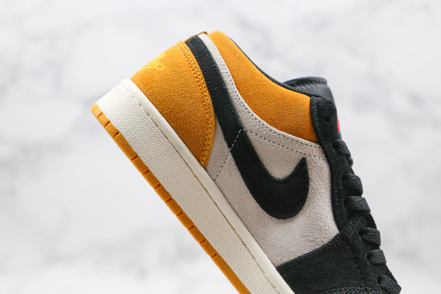 Jordan 1 Low University Gold Schwarz