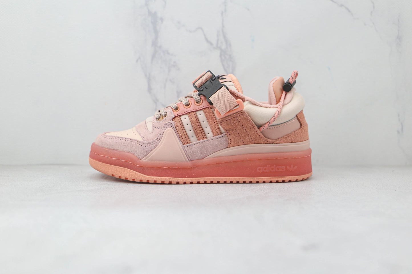 Uovo di Pasqua rosa Adidas Bad Bunny 