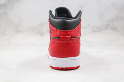 Jordan 1 Mid Reverse allevata 