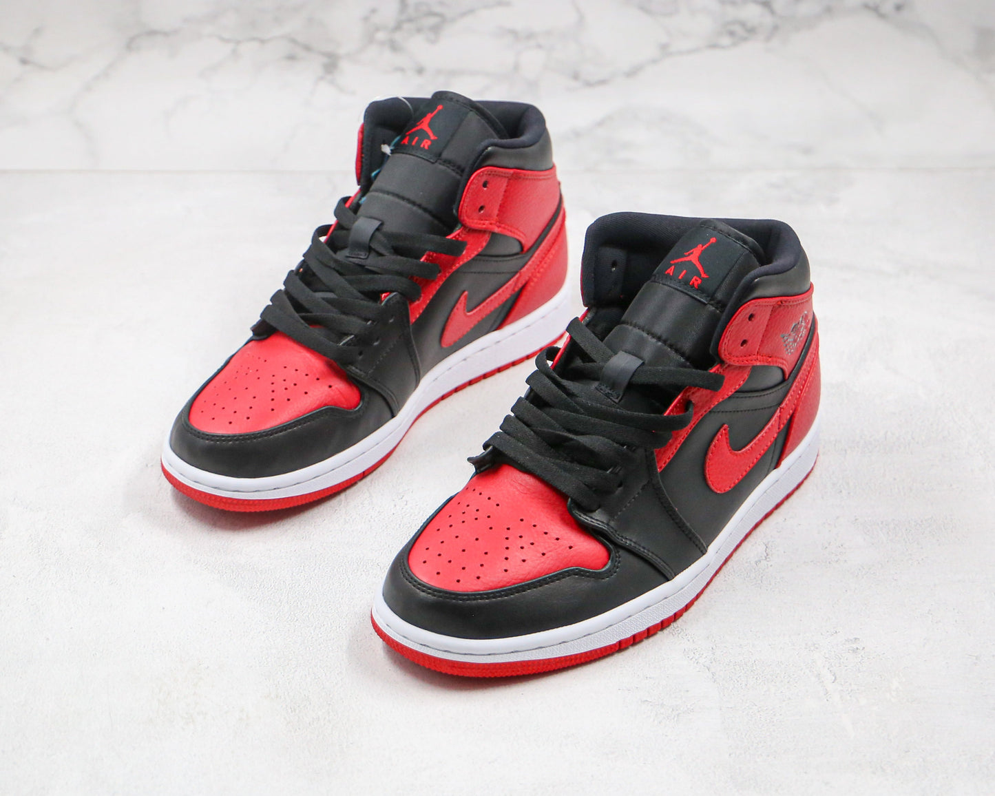 Jordan 1 Mid Reverse allevata 