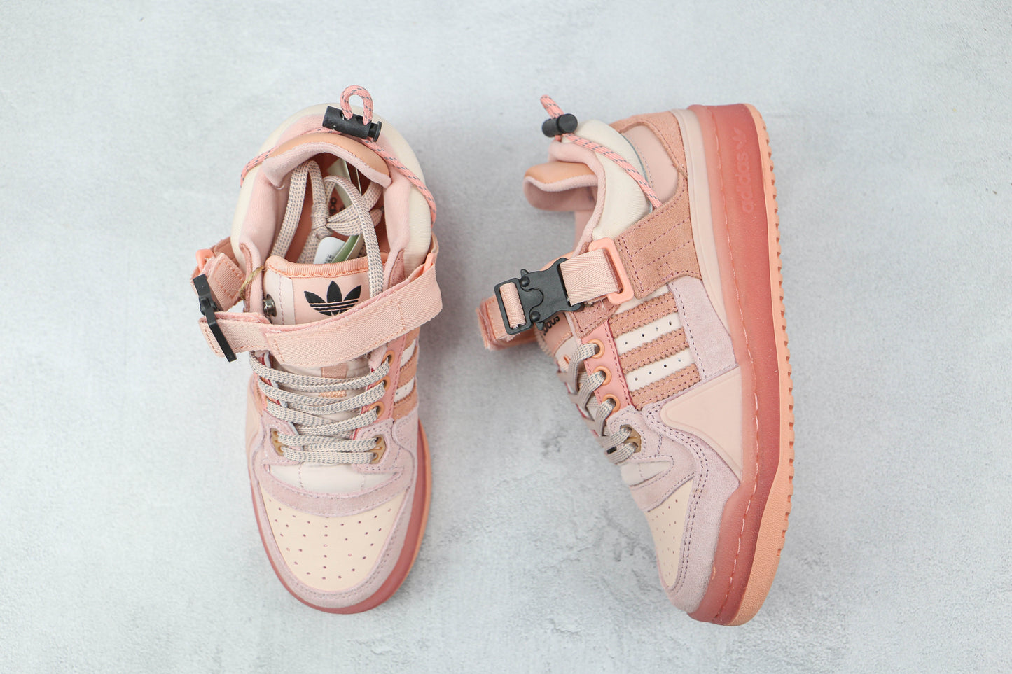 Uovo di Pasqua rosa Adidas Bad Bunny 