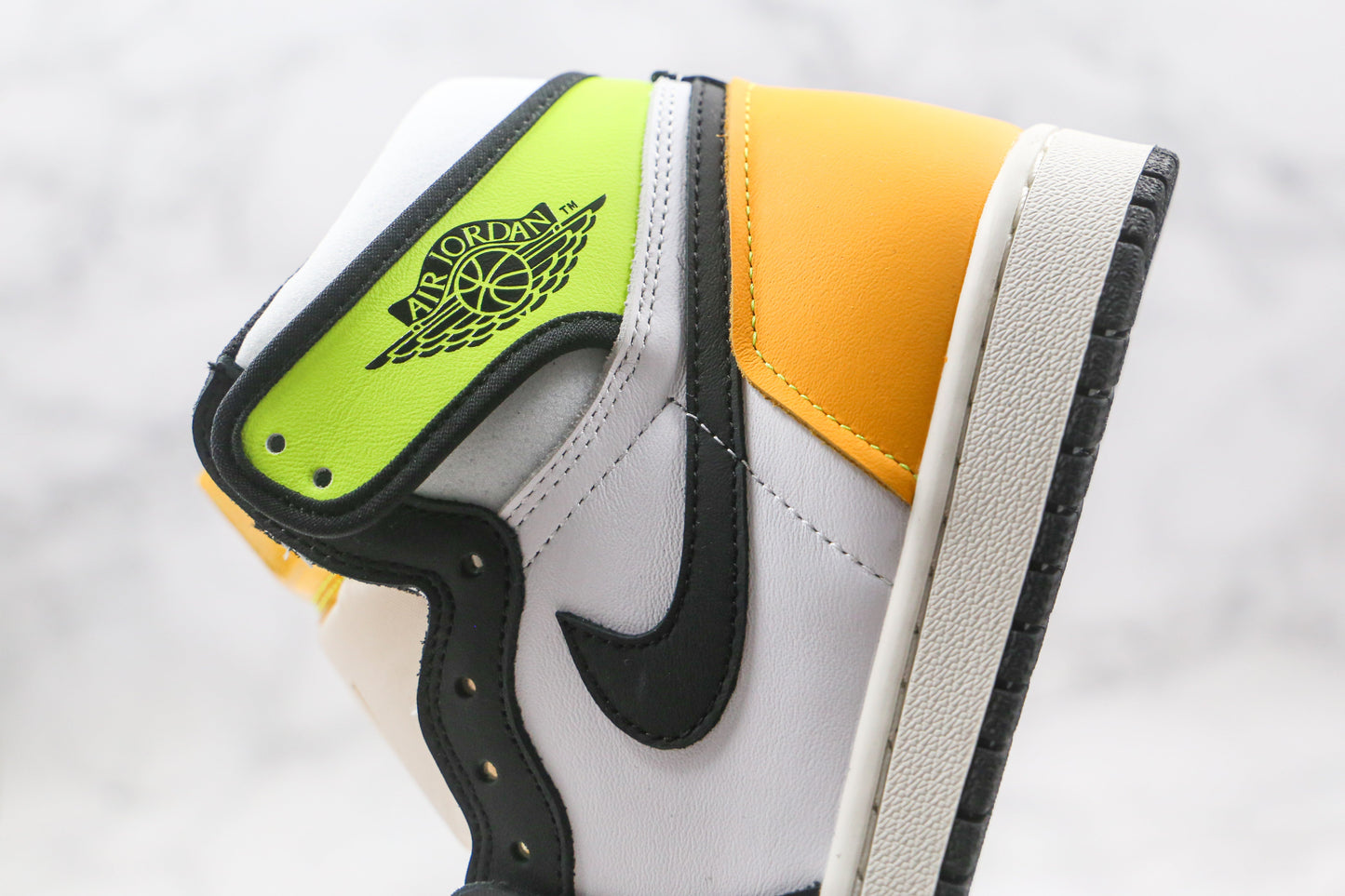 Jordan 1 Retro High Weiß Schwarz Volt Universität Gold