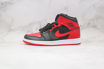 Jordan 1 Mid Reverse allevata 