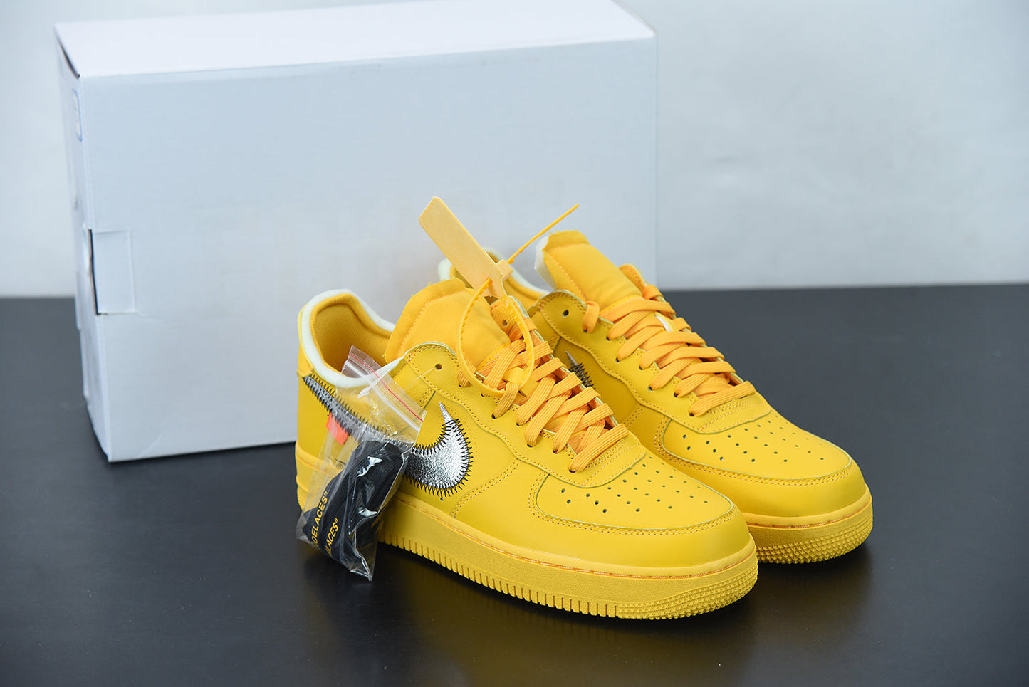 Nike Air Force 1 Low Off-White University Gold Metallic Silber