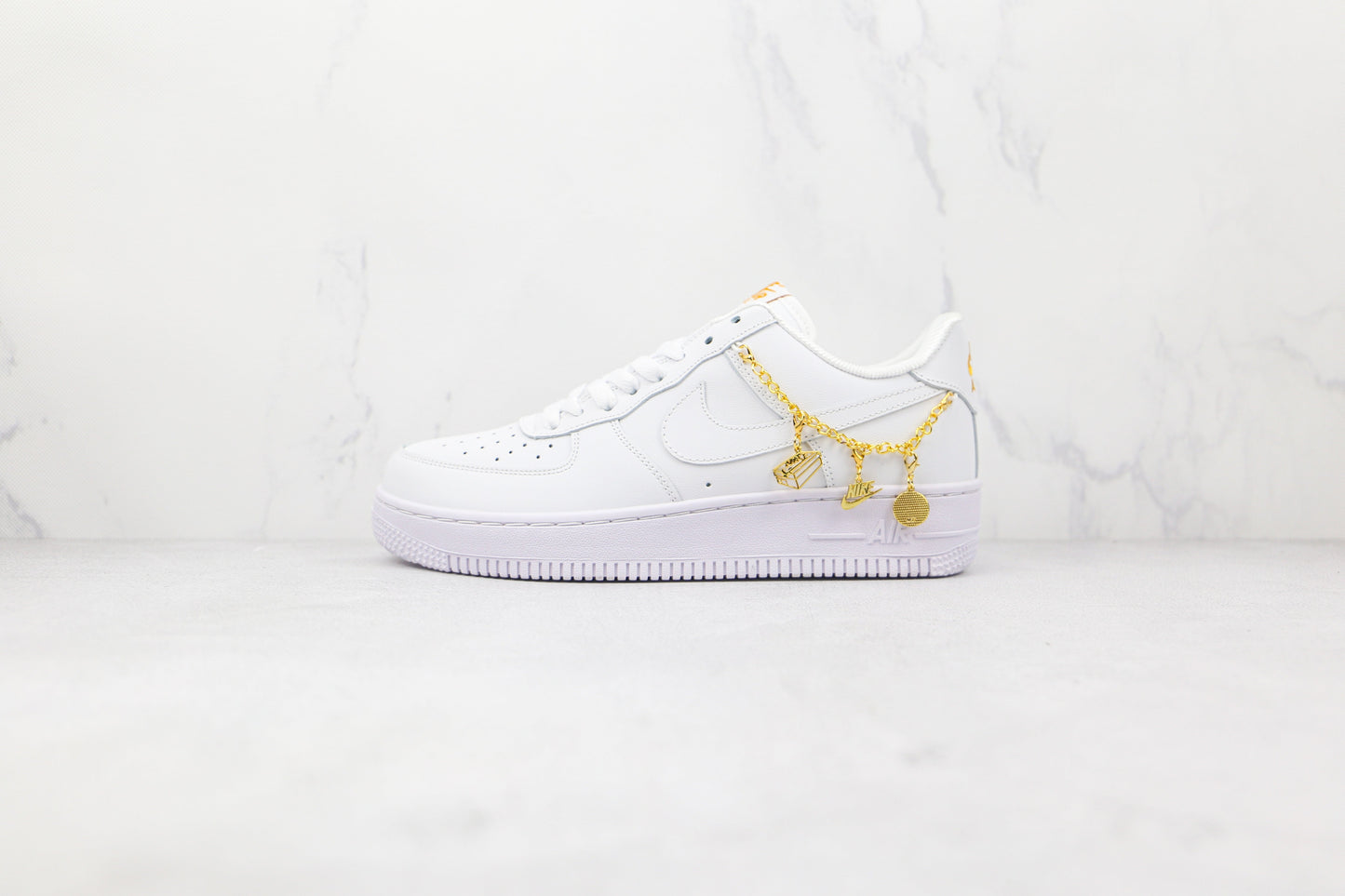 Nike Air Force 1 Low LX Weißer Anhänger