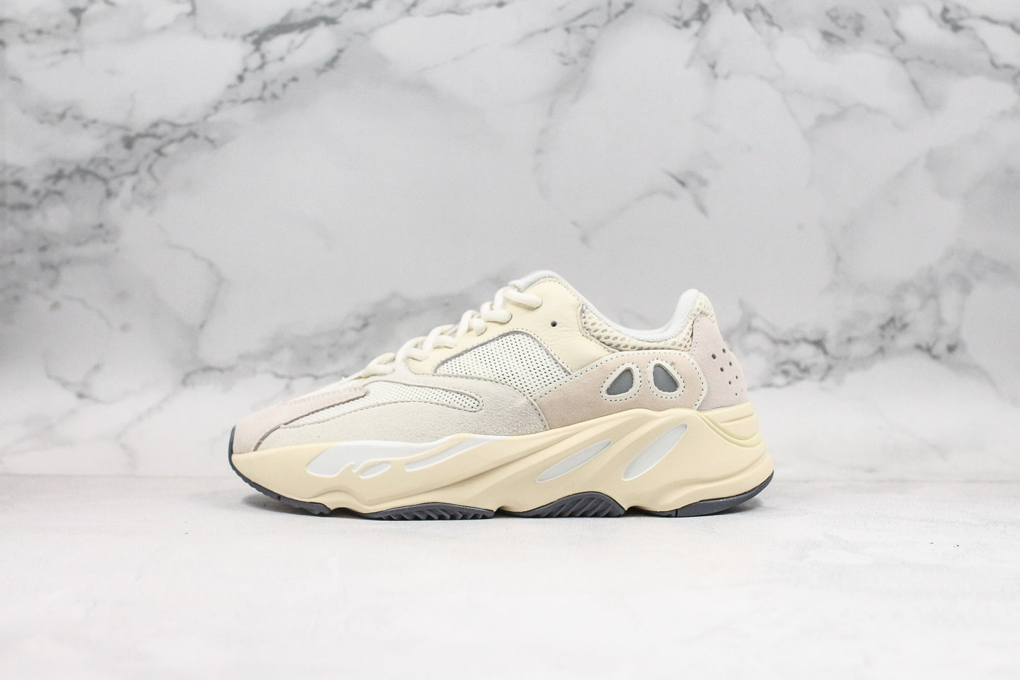 Adidas Yeezy Boost 700 analogiche 